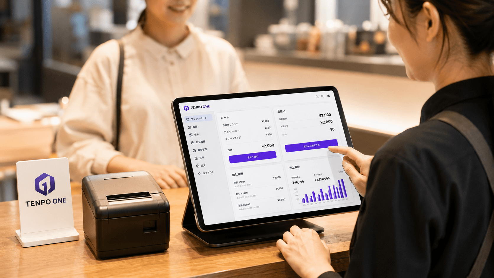 タブレットのTENPO ONE POSレジで会計するスタッフ