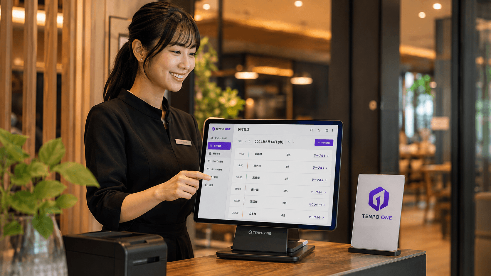 タブレットのTENPO ONE予約台帳で当日の予約を確認する店舗スタッフ
